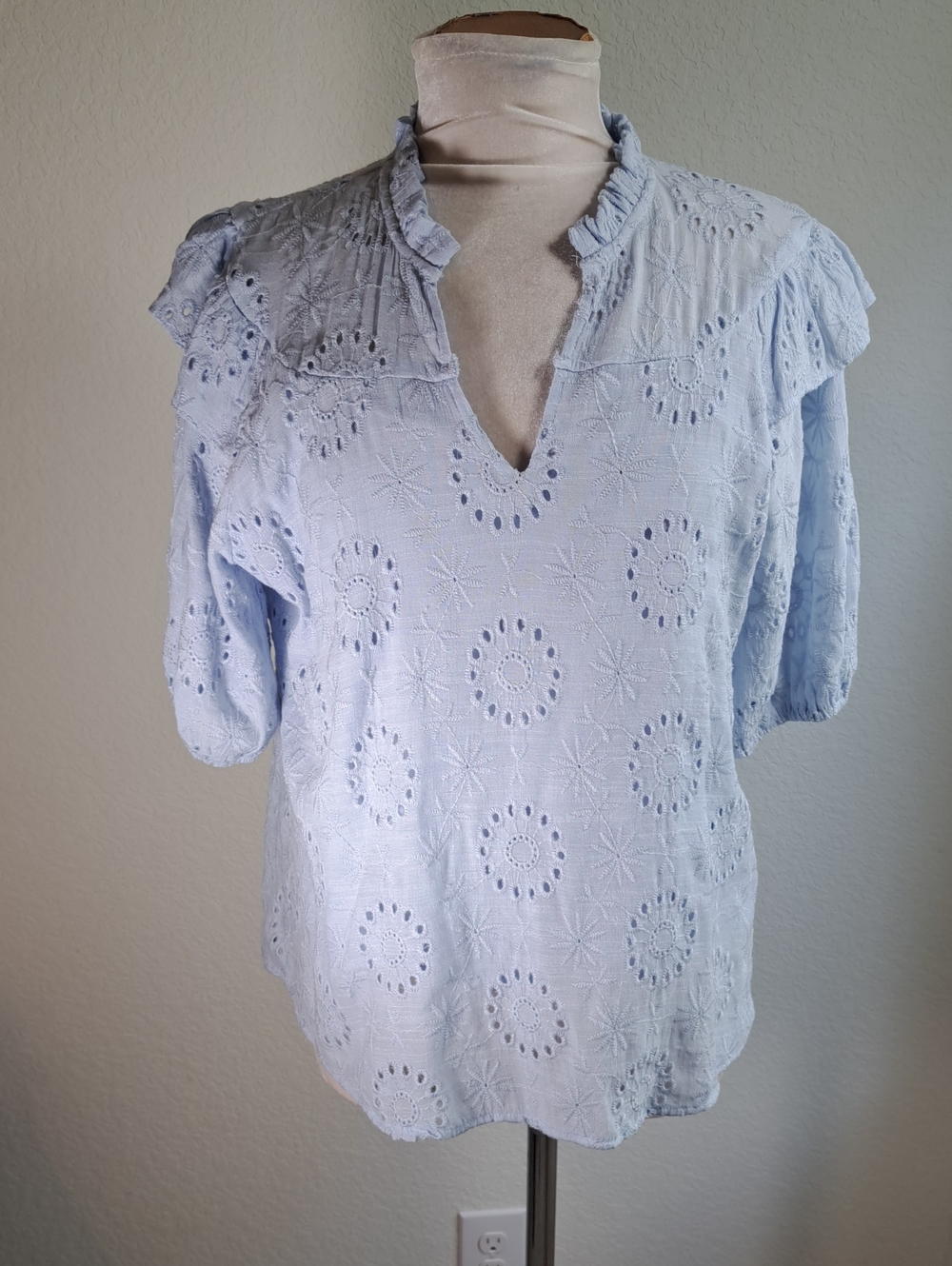 Fate Women’s Blouse Blue Eyelet Ruffle V-Neck Puff Short Sleeve Pullover Large